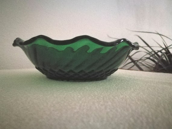 Vintage 6.5-inch Emerald Green Depression Serving Bowl