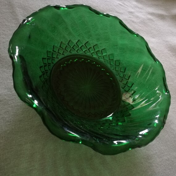 Vintage 6.5-inch Emerald Green Depression Serving Bowl