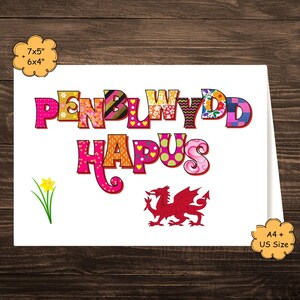 Puede incluir: Una tarjeta blanca con las palabras "PENBLWYDD HAPUS" en letras coloridas y estampadas. También se incluye un dragón rojo y un narciso amarillo. La tarjeta mide 17,78 cm x 12,7 cm y 15,24 cm x 10,16 cm.