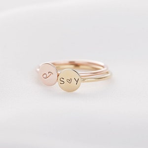 Benutzerdefinierter Initial Ring, stapelbarer Initial Ring, zierlicher Buchstabe runder Ring, personalisierter Stapel Name Schmuck, Geschenk für Mama Brautjungfer ihr