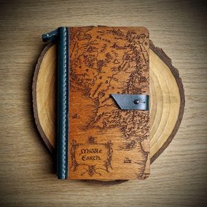 Journal en bois enveloppé Le Seigneur des anneaux, carnet de notes carte de la Terre du Milieu, journal intime personnalisé à monogramme