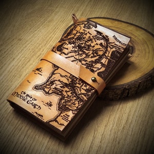 Journal en cuir enveloppé Le Seigneur des anneaux, carnet personnalisé carte de la Terre du Milieu, journal intime monogrammé