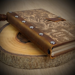 Journal en bois enveloppé Le Seigneur des anneaux, carnet de notes carte de la Terre du Milieu, journal intime personnalisé à monogramme