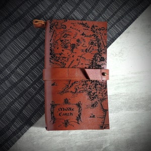 Journal en cuir enveloppé Le Seigneur des anneaux, carnet de notes carte de la Terre du Milieu, journal personnalisé à monogramme