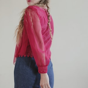 Vintage BLUSE Rubinrot geschnürt seidiges Damen Helles Doppel Layered Shirt 80er Jahre Retro Langarm Klassische Magenta Spitze Statement Top