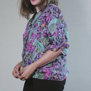 Vintage BLOUSE Purple Pink Golden Turquoise 80s Flower Feather Leaf Pattern Women's Shirt Short Sleeve Feminine Collared Floral Paisley Top image 6