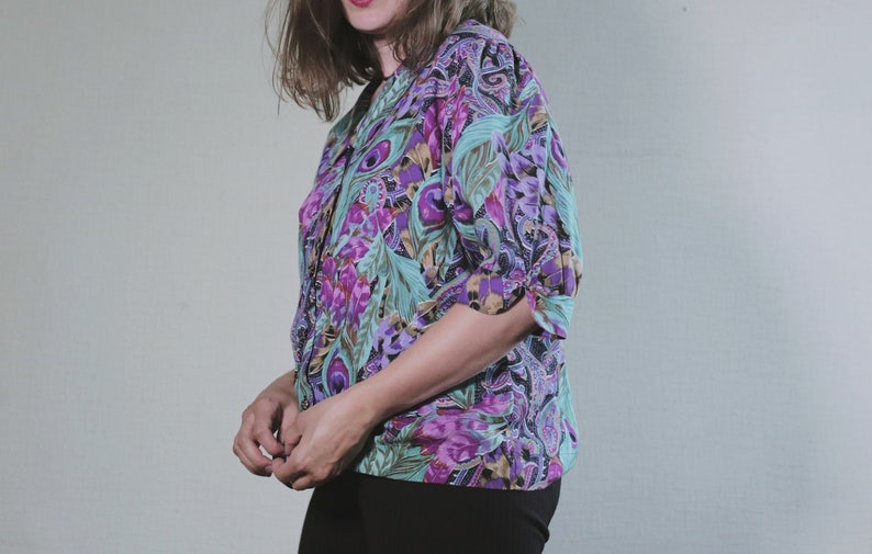 Vintage BLOUSE Purple Pink Golden Turquoise 80s Flower Feather Leaf Pattern Women's Shirt Short Sleeve Feminine Collared Floral Paisley Top image 6