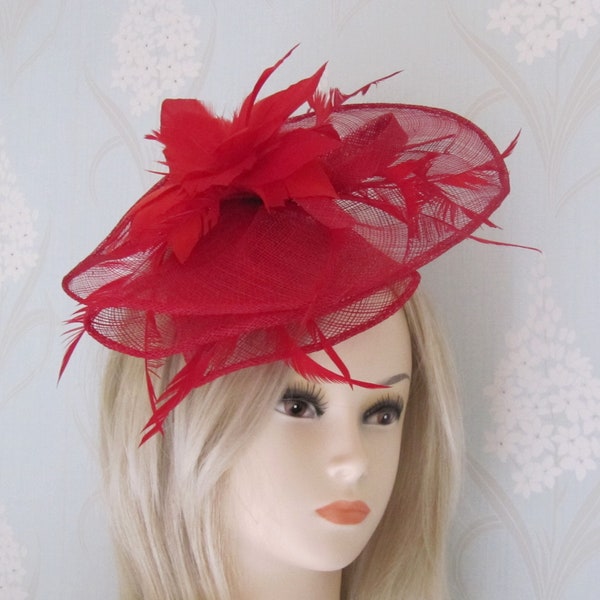 Sisal rouge avec Bibi plume sur un bal mariée peigne courses jour de la course de mariage cheveux pièce Clip Kentucky Derby Grand National courses