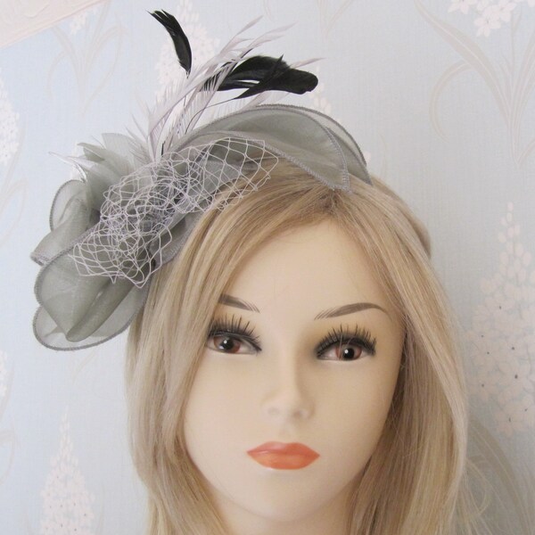 Organza gris argent clair plume Fascinator serre-tête mariée bal courses course jour cheveux de mariée pièce Ascot Kentucky Derby Grand national