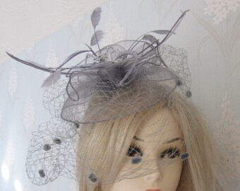 Clair de plume d’Organza gris argenté perle Bibi sur Clip ou bandeau de mariée bal courses course jour Ascot Kentucky Derby Grand National