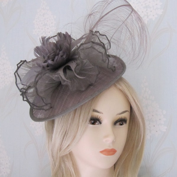 Plume grise Fascinator serre-tête mariée bal courses course jour cheveux de mariée pièce Ascot Kentucky Derby Grand national