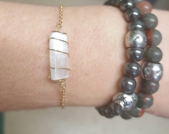 Pulsera de selenita envuelta en alambre de latón