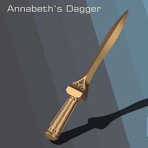 Może przedstawiać: Złoty sztylet z napisem "Annabeth's Dagger" u góry. Sztylet ma szczegółowy uchwyt i ostre ostrze. Tło to gradient niebieskiego i szarego z cieniem sztyletu.
