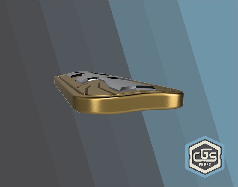Puede incluir: Un accesorio de metal de color dorado con un dise&ntilde;o plateado. El accesorio tiene una forma ligeramente curvada y una superficie texturizada.