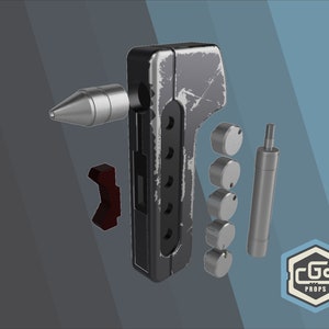 Peut inclure: Une arme factice us&eacute;e de couleur argent&eacute;e avec un levier rouge, un canon argent&eacute; et plusieurs disques argent&eacute;s. L'accessoire est marqu&eacute; "CGS Props".