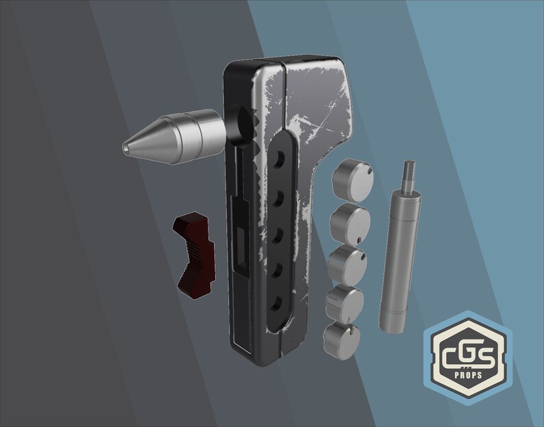 Peut inclure: Une arme factice us&eacute;e de couleur argent&eacute;e avec un levier rouge, un canon argent&eacute; et plusieurs disques argent&eacute;s. L'accessoire est marqu&eacute; "CGS Props".
