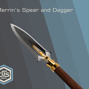 Puede incluir: Una lanza plateada con un mango dorado y una punta negra. La lanza está sobre un fondo gris y azul. El texto "Merrin's Spear and Dagger" está en la parte superior de la imagen.