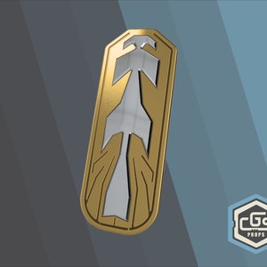 Puede incluir: Una insignia de metal de color dorado con un dise&ntilde;o plateado. El dise&ntilde;o presenta una flecha estilizada que apunta hacia arriba. La insignia tiene una forma rectangular redondeada.