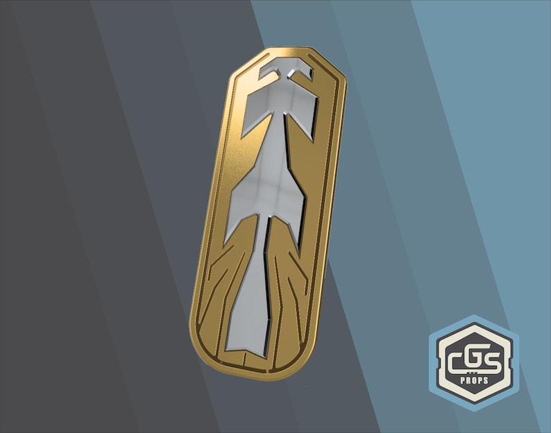 Puede incluir: Una insignia de metal de color dorado con un dise&ntilde;o plateado. El dise&ntilde;o presenta una flecha estilizada que apunta hacia arriba. La insignia tiene una forma rectangular redondeada.