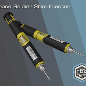 Pode incluir: Dois injetores estimulantes pretos e amarelos com agulhas prateadas. O texto "Space Soldier Stim Injector" está no topo. Os injetores têm uma etiqueta de código de barras e um logotipo "CGS PROPS".