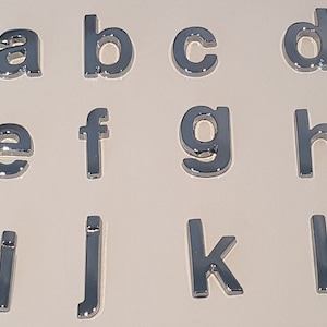 Insignia autoadhesiva de signos de letras minúsculas cromadas de metal de calidad 3D - Plata