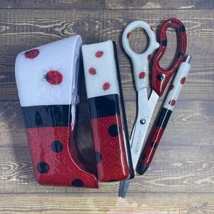 Ensemble de 6 fournitures de bureau en résine coccinelle | Ciseaux à résine | Agrafeuse en résine | Stylo en résine | Ensemble coccinelle | Ensemble de bureau personnalisé