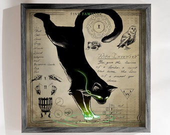 Könnte beinhalten: Eine Illustration im Vintage-Stil einer schwarzen Katze mit leuchtend grünen Augen und Pfoten. Das Bild ist in einem dunklen Holzrahmen gerahmt und enthält Text, der "Find Familiar" und "Noza Invenie?" lautet. Du gibst das Gerät eines Vertrauten, einen Geist, der die Form eines Tieres annimmt, das du wählst..."