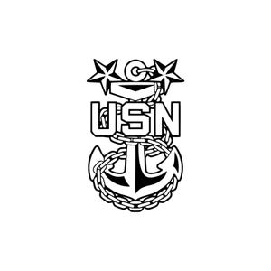 Peut inclure: Emblème d'ancre USN en noir et blanc. Le motif comprend une ancre avec une chaîne, deux étoiles et les lettres "USN" en caractères gras. L'emblème est posé sur un fond blanc uni.