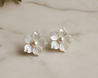 Pendientes de flores de nácar / Pendientes de perlas con cierres florales desmontables / Rellenos de oro o plata de ley / Regalo para ella