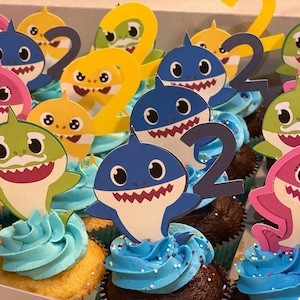 Ensemble de 7 décorations de fête d'anniversaire pour petits gâteaux de la famille Baby Shark avec année