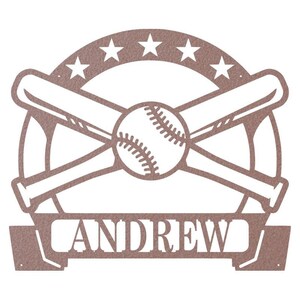 K&ouml;nnte beinhalten: Ein personalisiertes Schild aus Metall zum Thema Baseball mit einem Baseball und gekreuzten Schl&auml;gern in einem Kreis mit f&uuml;nf Sternen. Der Name "ANDREW" ist auf einem Banner unter dem Baseball und den Schl&auml;gern abgebildet.
