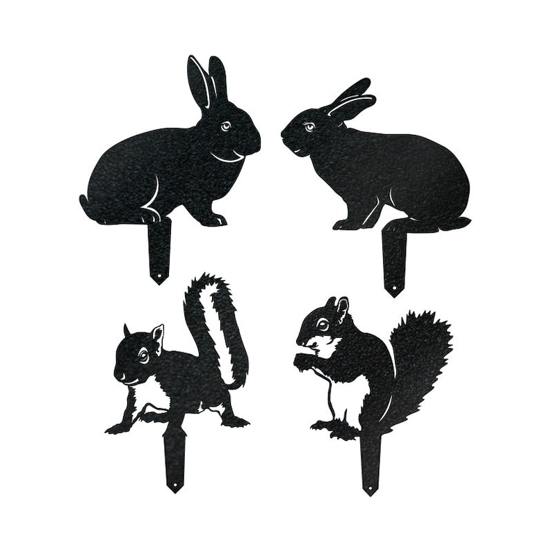 Pu&ograve; includere: Quattro sagome di animali in metallo nero: un coniglio, un coniglio, uno scoiattolo e uno scoiattolo. Le sagome sono montate su picchetti per la decorazione da giardino all'aperto.