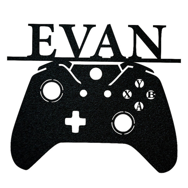 Pode incluir: Silhueta de metal preto de um controlador de videogame com o nome "EVAN" acima.