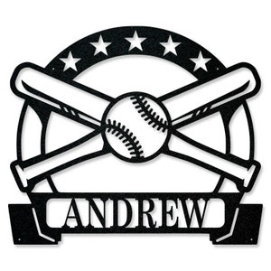 K&ouml;nnte beinhalten: Schwarzes Baseball-Schild aus Metall mit einem Baseball und zwei gekreuzten Schl&auml;gern, umgeben von f&uuml;nf Sternen. Der Name "ANDREW" ist auf einem Banner unter dem Baseball und den Schl&auml;gern abgebildet.