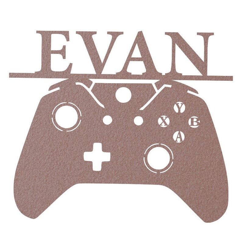 Pode incluir: Um recorte de madeira marrom de um controlador de videogame com o nome "EVAN" acima.