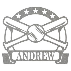 K&ouml;nnte beinhalten: Ein personalisiertes Schild aus silbernem Metall mit Baseball-Motiv, mit einem Baseball und gekreuzten Schl&auml;gern in einem Kreis mit f&uuml;nf Sternen. Der Name "ANDREW" befindet sich auf einem Banner unter dem Baseball und den Schl&auml;gern.