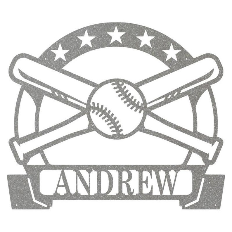 K&ouml;nnte beinhalten: Ein personalisiertes Schild aus silbernem Metall mit Baseball-Motiv, mit einem Baseball und gekreuzten Schl&auml;gern in einem Kreis mit f&uuml;nf Sternen. Der Name "ANDREW" befindet sich auf einem Banner unter dem Baseball und den Schl&auml;gern.