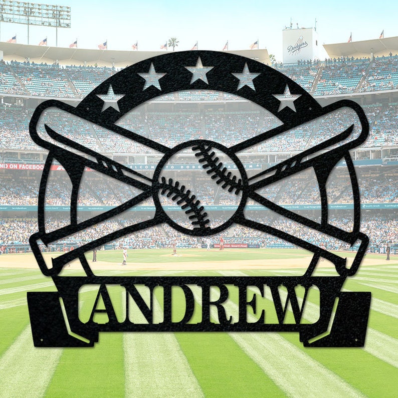 K&ouml;nnte beinhalten: Schwarzes Baseball-Schild aus Metall mit gekreuzten Schl&auml;gern und einem Baseball, umgeben von Sternen. Der Name "ANDREW" ist unter dem Baseball angebracht.