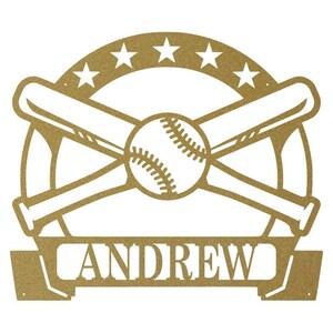 K&ouml;nnte beinhalten: Goldenes Baseball-Schild aus Metall mit zwei gekreuzten Schl&auml;gern, einem Baseball und f&uuml;nf Sternen um den Umfang. Der Name "ANDREW" ist auf einem Banner unter dem Baseball und den Schl&auml;gern abgebildet.