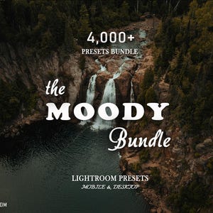 Puede incluir: Vista aérea de una cascada que desemboca en un lago oscuro, rodeada de exuberantes árboles verdes y acantilados rocosos. El texto dice "4.000+ Presets Bundle" y "the MOODY Bundle" con "LIGHTROOM PRESETS MOBILE & DESKTOP".