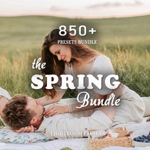 Peut inclure: Une image d'un couple allongé sur une couverture dans un champ, avec le texte "850+ Presets Bundle" et "the SPRING Bundle". L'image comprend également le texte "LIGHTROOM MOBILE & DESKTOP EDITS".