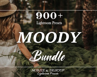 Op de afbeelding: Een vrouw in een witte jurk en een strohoed staat in een bos met groene varens. De tekst "900+ Lightroom Presets" staat boven het woord "MOODY" in witte tekst. Onder het woord "MOODY" staat het woord "Bundle" in een wit cursief lettertype. De tekst "MOBILE & DESKTOP Lightroom Presets" staat onderaan de afbeelding.