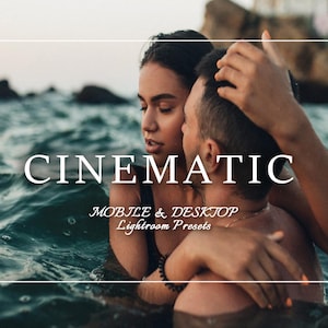 以下が含まれることがあります： CINEMATIC MOBILE & DESKTOP Lightroom Presetsというテキストが重ねられたデジタル製品広告。海の中で抱き合う二人の写真が背景にあり、暗い水面とぼやけた岩場の海岸線が写っている。
