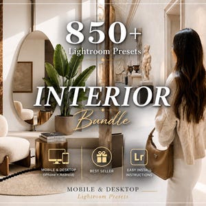 Könnte beinhalten: Eine digitale Werbegrafik für ein 850+ Lightroom Presets Interior Bundle. Das Bild zeigt einen beigen Sessel, einen großen ovalen Spiegel, eine Topfpflanze und eine Person mit langem Haar, die eine braune Umhängetasche trägt. Der Text umfasst Mobile & Desktop, Best Seller und Easy Install Instructions.