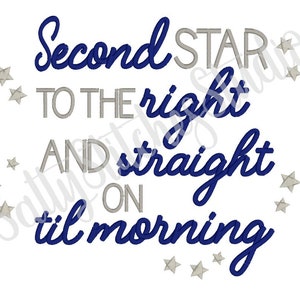 Peut inclure: Un motif de broderie bleu et gris avec le texte "Second Star to the right and straight on til morning" et plusieurs petites étoiles.