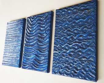 Conjunto de 3 telas com texturas originais, pinturas decorativas modernas com ondas azuis, arte minimalista abstrata para parede com tema marítimo.