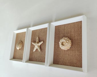 Set aus 3 kleinen Bildern mit Muscheln auf Jute-Stoff, rustikale Strandkunst in neutralen Farben