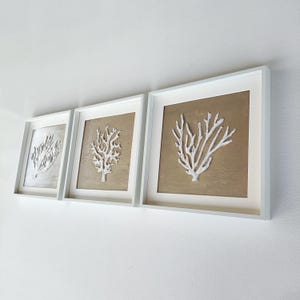 Dipinti decorativi con alghe dorate e bianche, originali decorazioni in gesso in rilievo, dipinti strutturati per la decorazione del bagno