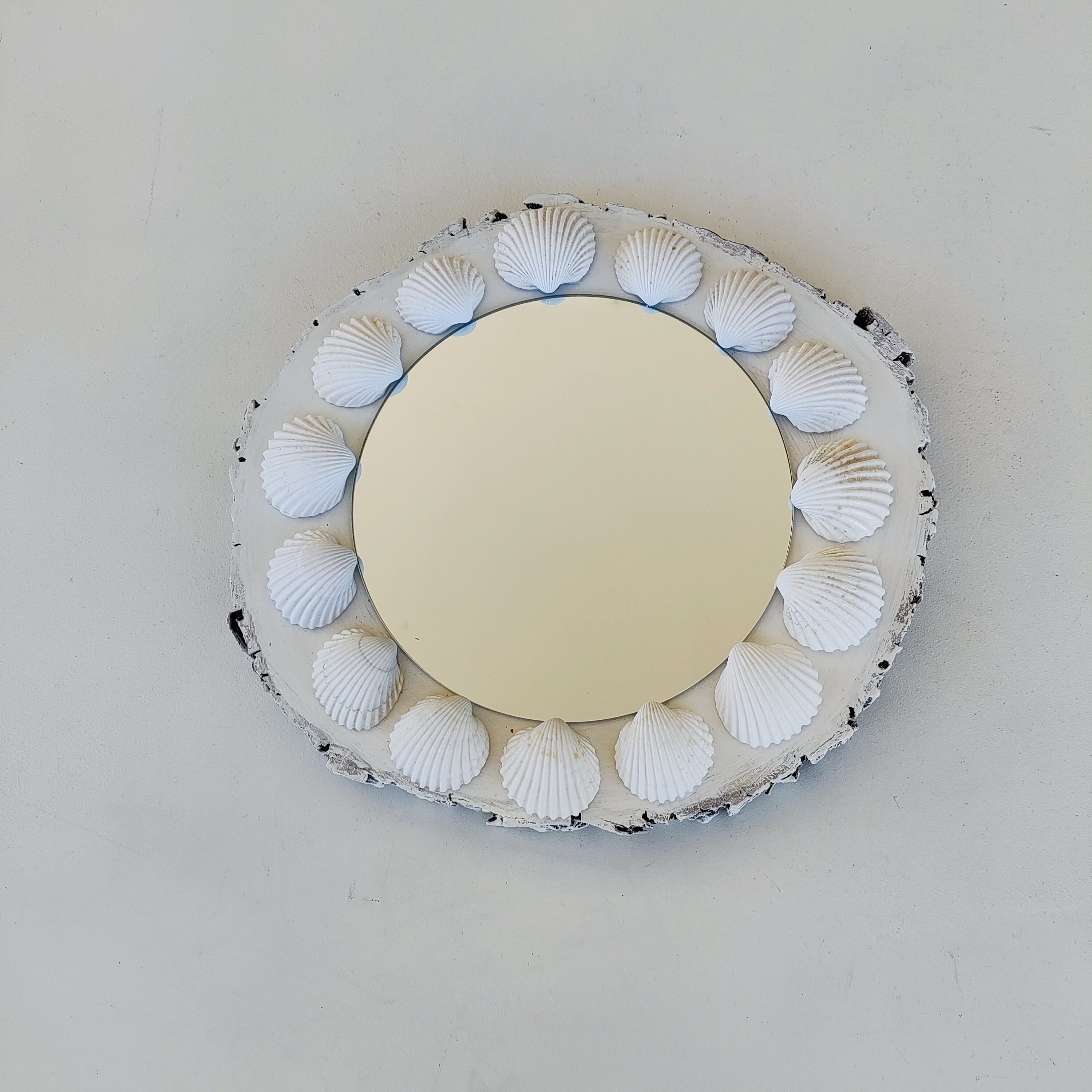 Decorative natural wood slice mirror, round mirror with white seashells, rustic beach house decor, gift for friends new home