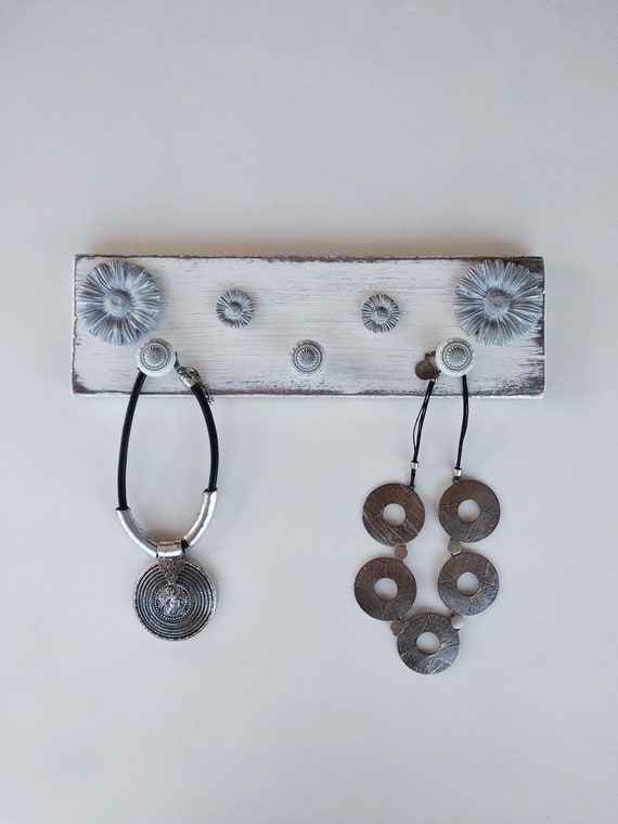 Colgador de collares de madera desgastada blanco y -